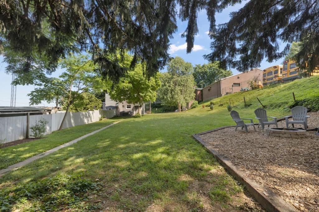 Hébergement de vacances Rare W/ Backyard Fire-pit & Hottub